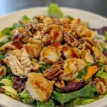 Insalata di pollo con mirtilli, noci pecan e salsa al papavero