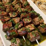 Spiedini di carne piccanti con salsa chimichurri