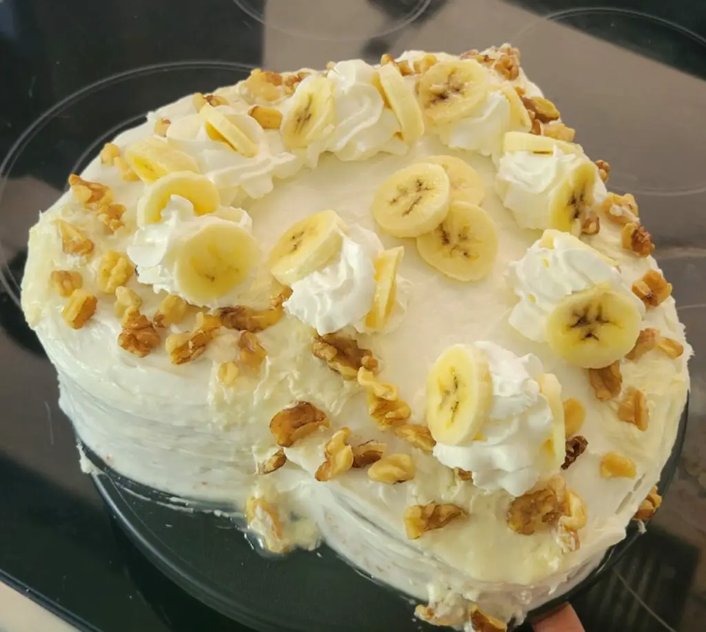 Torta celeste alla crema di noci e banane