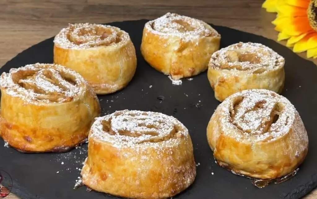 Torta di mele e cannella con purea di fragole