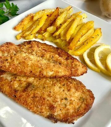 Filetto di pollo con patatine fritte in salsa cremosa all’aglio