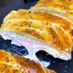 Strudel di pasta sfoglia ripieno con prosciutto e formaggio in 10 minuti