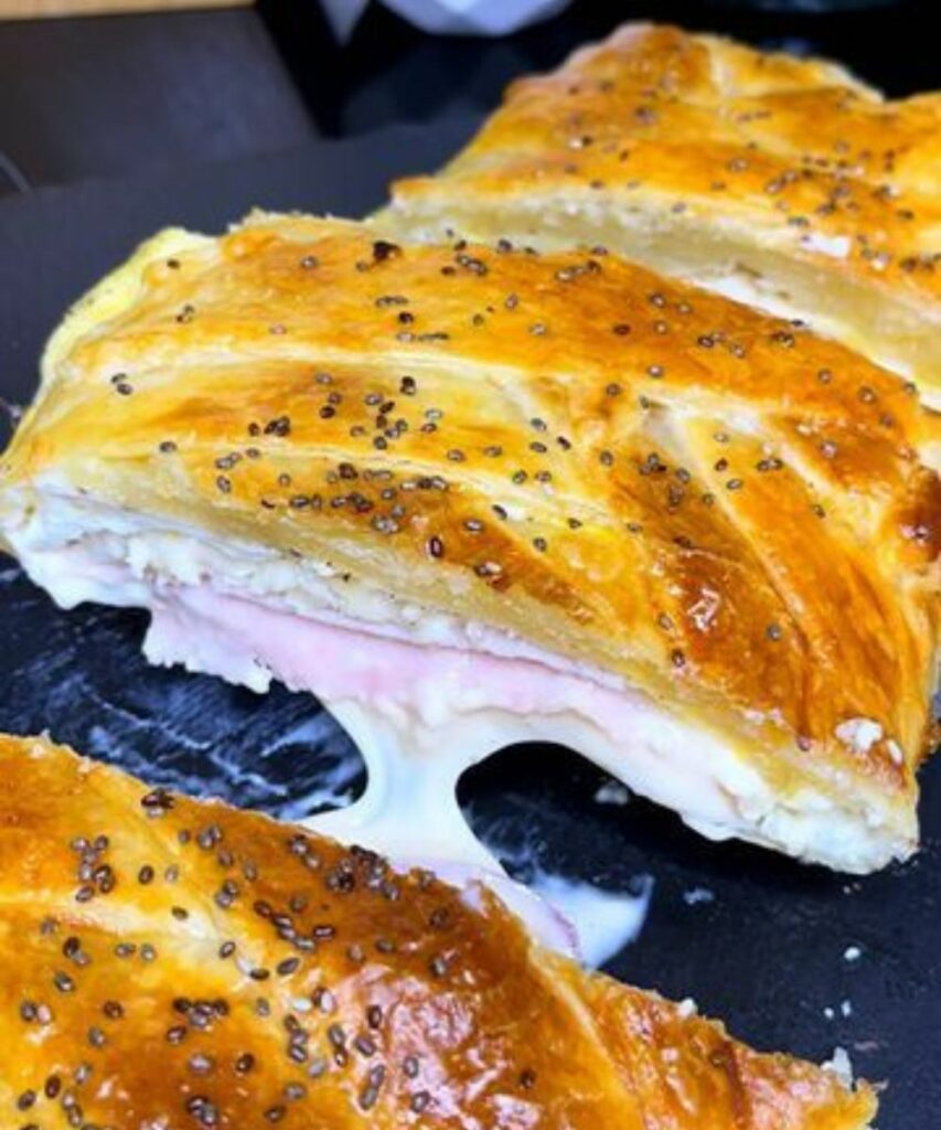 Strudel di pasta sfoglia ripieno con prosciutto e formaggio in 10 minuti