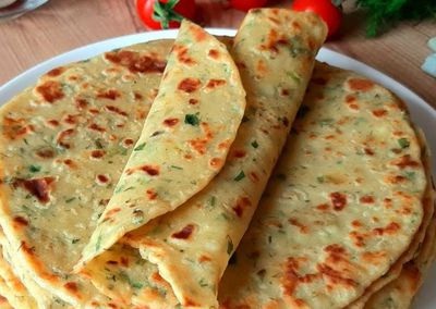 Pane piatto con aglio e burro