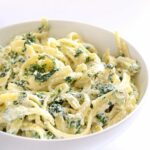 Pasta con 650 g di crema di spinaci in salsa di formaggio cremoso