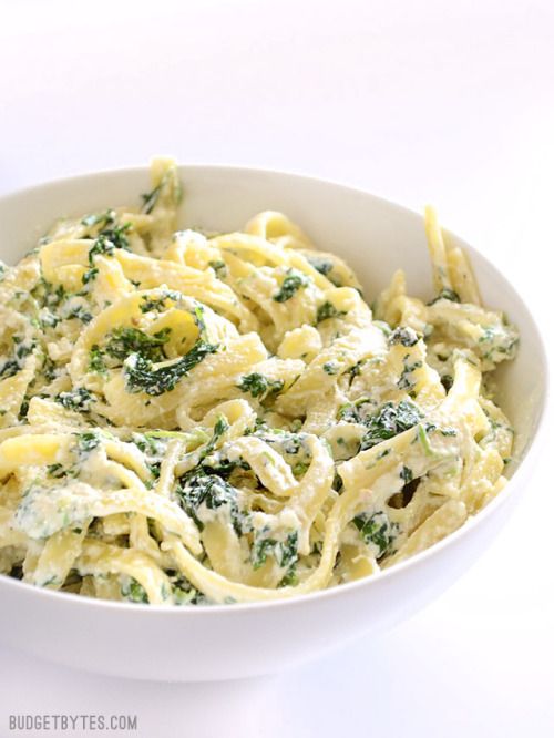 Pasta con 650 g di crema di spinaci in salsa di formaggio cremoso