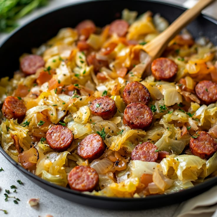 Salsiccia affumicata e crauti in padella