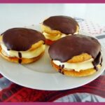 Golose ciambelle con cioccolato e marmellata di albicocche