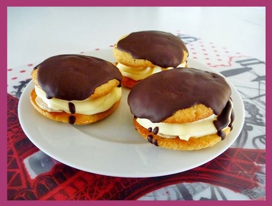 Golose ciambelle con cioccolato e marmellata di albicocche