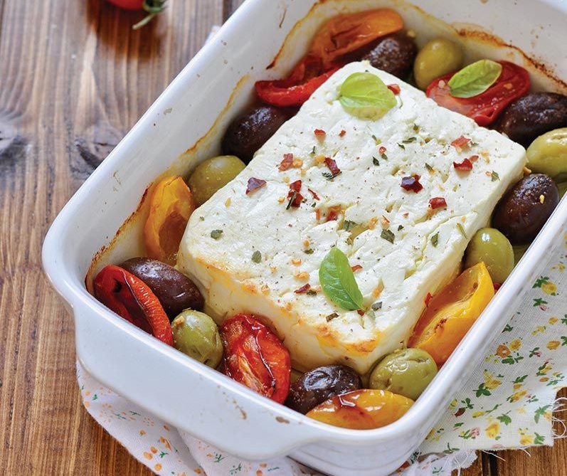 🧀🍅 Feta al forno su verdure mediterranee 🥒🌿