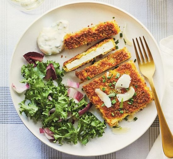 🥗 Cotoletta di feta impanata su un’insalata colorata 🧀