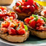 Godetevi un classico italiano: la bruschetta con pomodori freschi e aglio – uno spuntino veloce per ogni occasione!