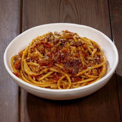 Spaghetti cremosi al burro d’aglio con salsa bolognese di manzo