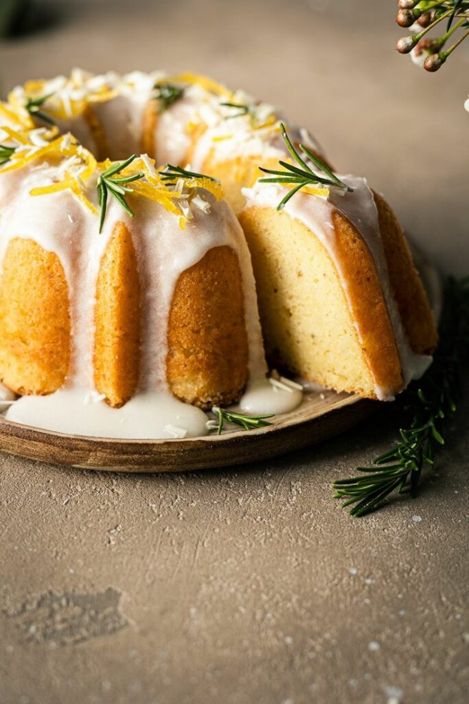 Bundt cake al limone con croccante alle nocciole