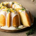 Bundt cake al limone con croccante alle nocciole