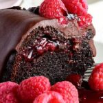 Bundt cake al cioccolato con lamponi