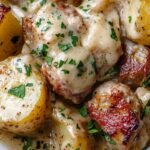 Patate schiacciate gourmet con salsa cremosa alle erbe