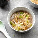 Zuppa asiatica di noodle alle verdure con funghi shiitake