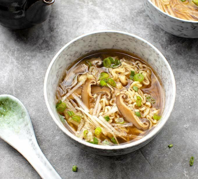 Zuppa asiatica di noodle alle verdure con funghi shiitake