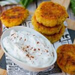 🍽️🥒 Frittella di zucchine con salsa di yogurt all’aglio e aneto 🥒🍽️