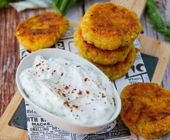 🍽️🥒 Frittella di zucchine con salsa di yogurt all’aglio e aneto 🥒🍽️