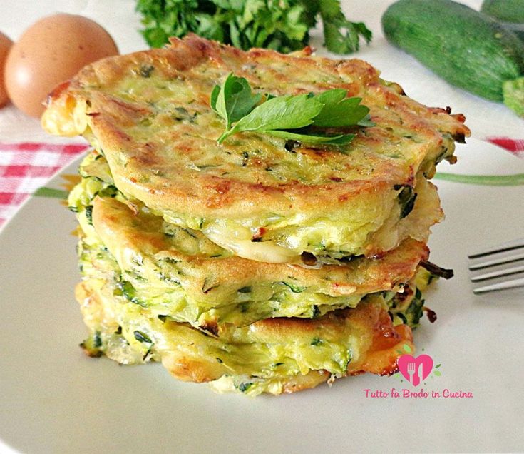 Frittelle di zucchine con feta e tzatziki fresco: una ricetta perfetta per l’estate!