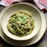 Spaghetti con salsa di spinaci e formaggio fresco Preparati in 15-20 minuti