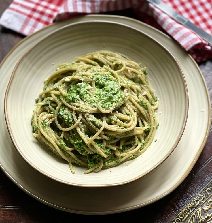 Spaghetti con salsa di spinaci e formaggio fresco Preparati in 15-20 minuti