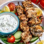 🍢 Spiedini greci di pollo souvlaki con tzatziki e pane piatto 🥙✨