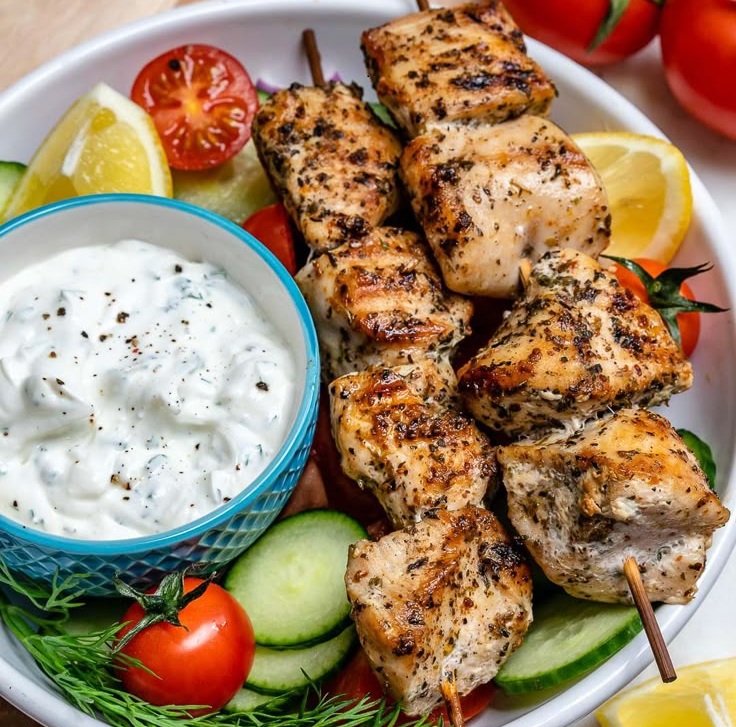 🍢 Spiedini greci di pollo souvlaki con tzatziki e pane piatto 🥙✨