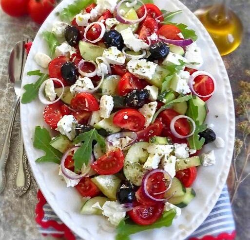 Insalata greca con 500 g di pomodori che preparo ogni anno