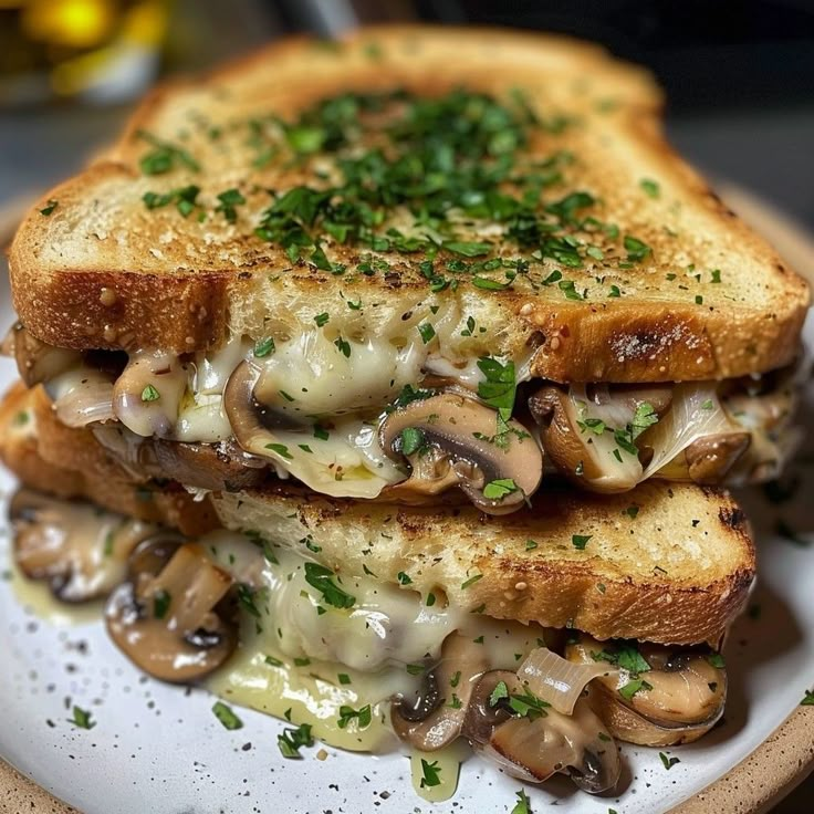 Delizioso panino con funghi e formaggio alla griglia