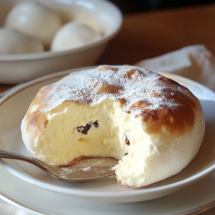 Solo uova, yogurt greco, farina, zucchero e lievito chimico: una torta semplice e deliziosa.