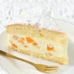 Torta alle pesche e panna acida con glassa alla vaniglia