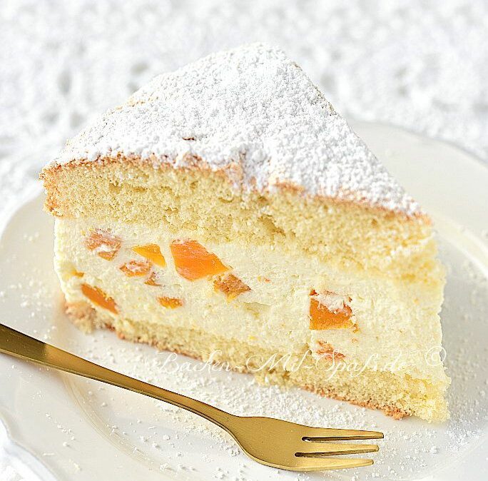 Torta alle pesche e panna acida con glassa alla vaniglia