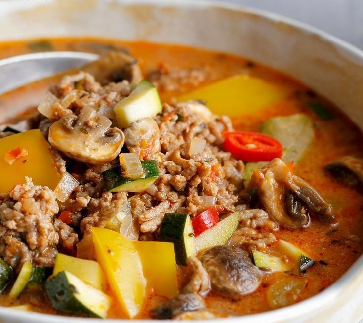 Zucchine in padella con carne macinata a basso contenuto di carboidrati