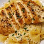 Pollo all’aglio e limone con farfalle cremoseEcco una ricetta deliziosa e facile per il pollo all’aglio e limone con farfalle cremose: un piatto perfetto per una cena fresca e cremosa!