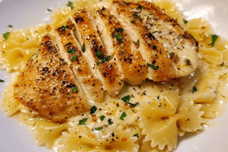 Pollo all’aglio e limone con farfalle cremose