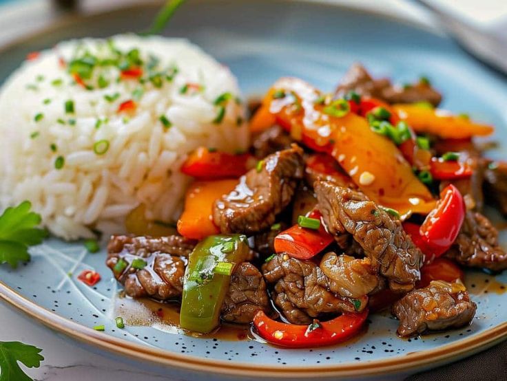 Manzo saltato in padella con peperoni e riso