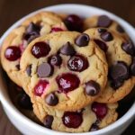 Biscotti al cioccolato con ciliegie al maraschino