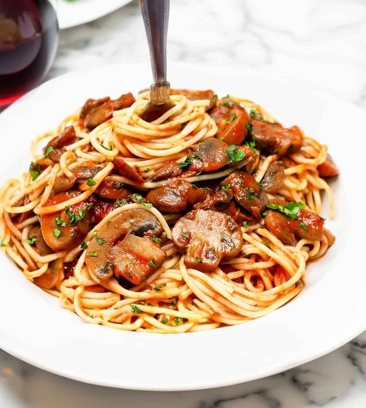 Spaghetti con brasato e salsa di pomodoro 🍝🥩🌿