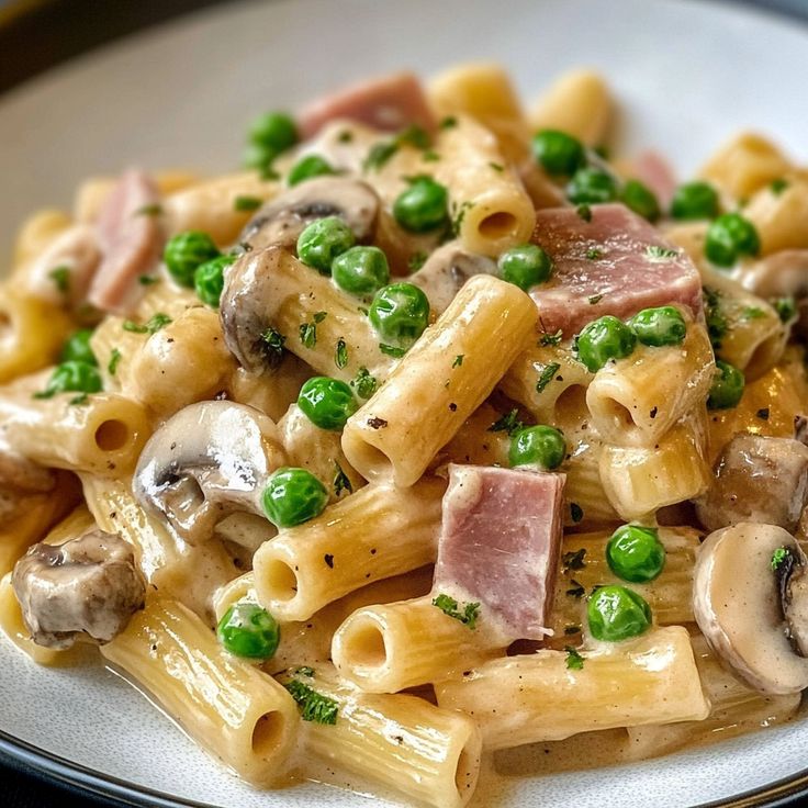 Maccheroni con prosciutto e 200 g di piselli Qualcosa di delizioso