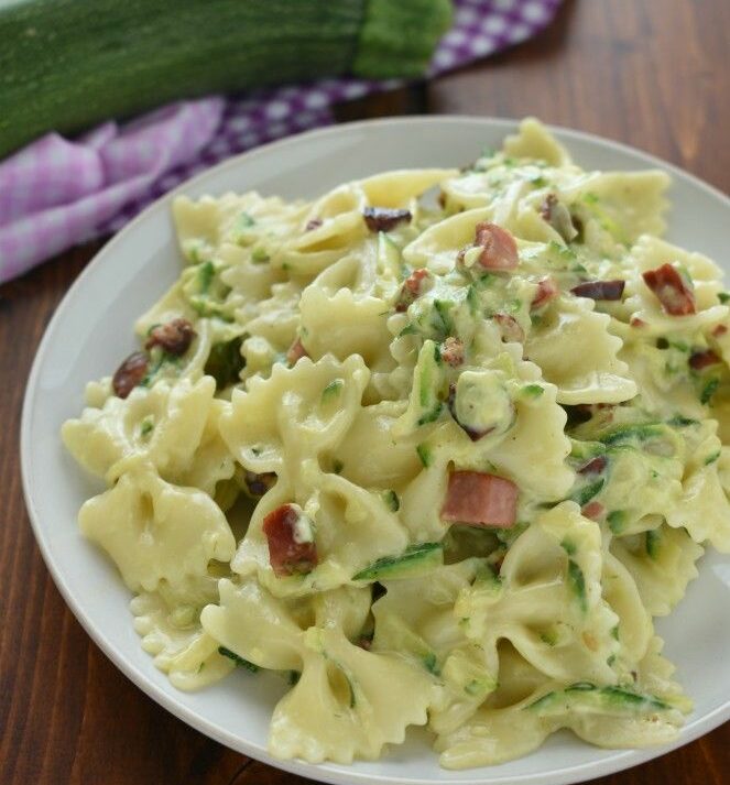 Pasta con 650 g di spinaci in crema di formaggio