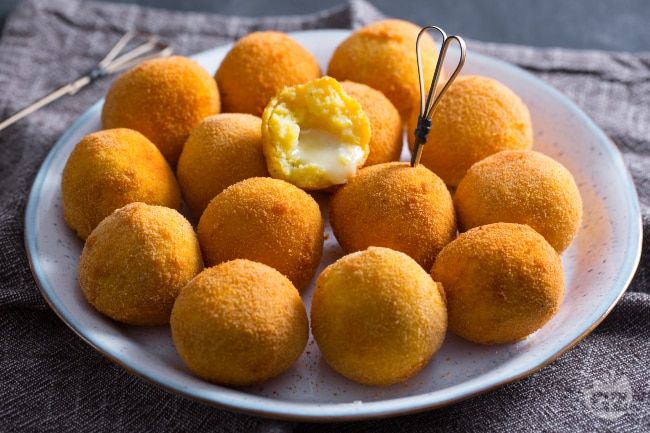 Polpette di formaggio e patate con friggitrice ad aria