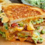 🥑🐔Tramezzino con pollo e avocado🥪Un panino saporito e croccante con pollo succoso, avocado cremoso, formaggio fuso e maionese di Digione piccante – perfetto per un pranzo veloce o una cena deliziosa!