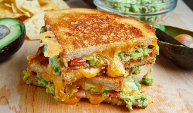 🥑🐔Tramezzino con pollo e avocado🥪Un panino saporito e croccante con pollo succoso, avocado cremoso, formaggio fuso e maionese di Digione piccante – perfetto per un pranzo veloce o una cena deliziosa!