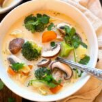 Zuppa di cocco tailandese con verdure