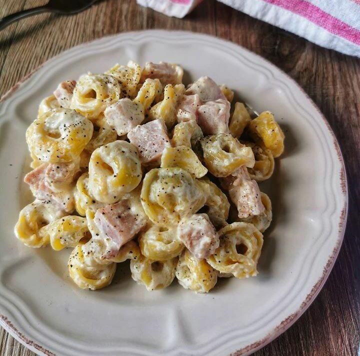 🍝🧀 Tortellini in salsa di prosciutto, formaggio e panna 🧀🍝