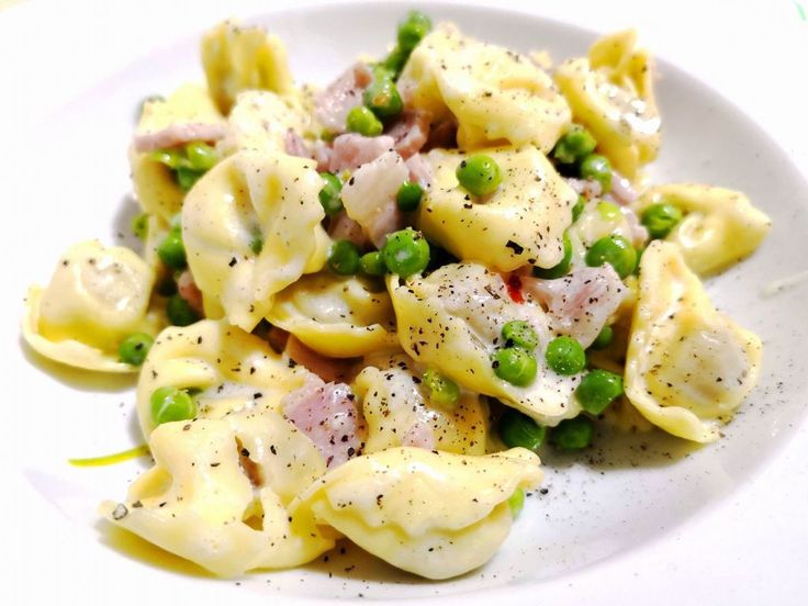 Insalata di tortellini con 250 g di formaggio Emmental e 1 confezione di prosciutto cotto