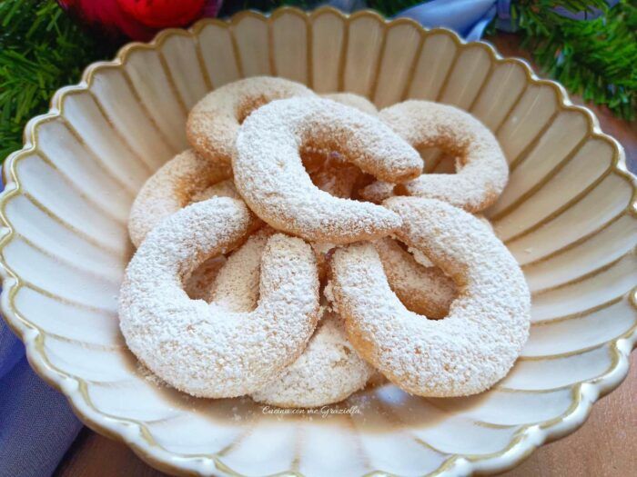 I miei biscotti preferiti in assoluto, le mezzelune alla vaniglia, una vecchia ricetta della mia bisnonna!Ricetta dei croissant alle mandorle 🌰🍪